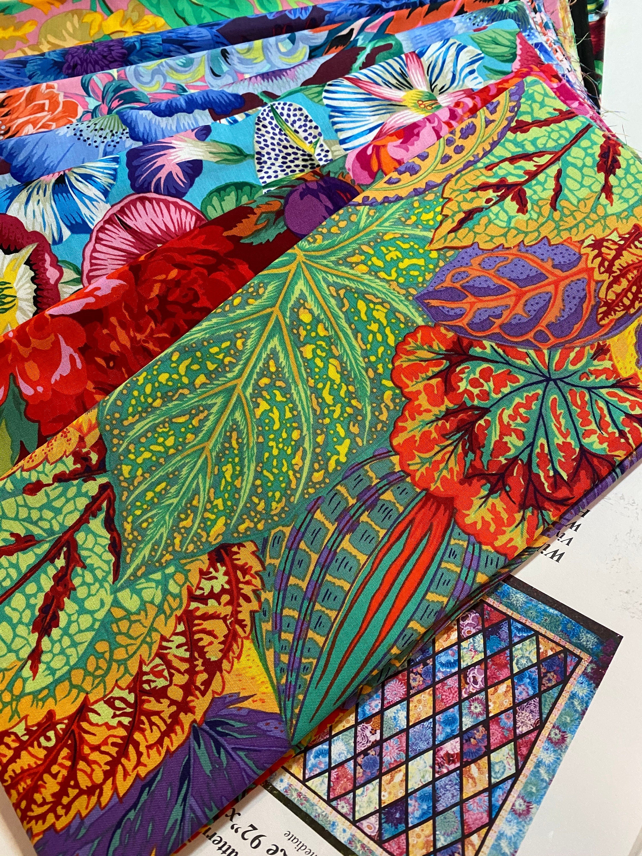 Kaffe Fabric - Quilt Kit Kaffe Fassett "Fassett Queen Flurry" -   Queen Bed Quilt 92 "x 103" - HUGE 100% Quality Cotton Kitl