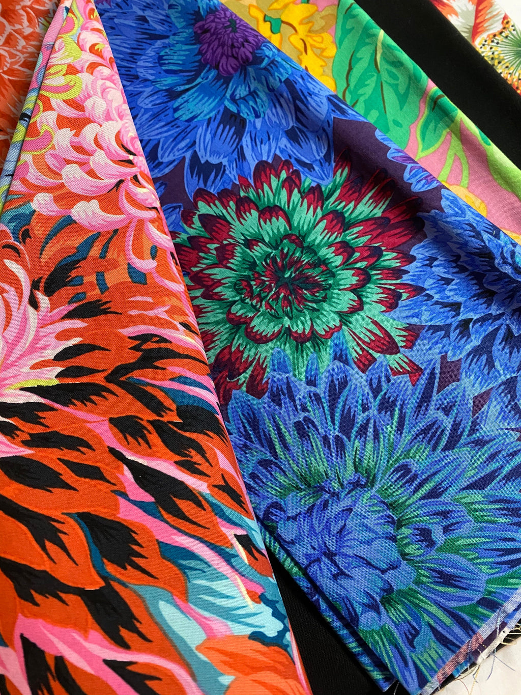 Kaffe Fabric - Quilt Kit Kaffe Fassett "Fassett Queen Flurry" -   Queen Bed Quilt 92 "x 103" - HUGE 100% Quality Cotton Kit