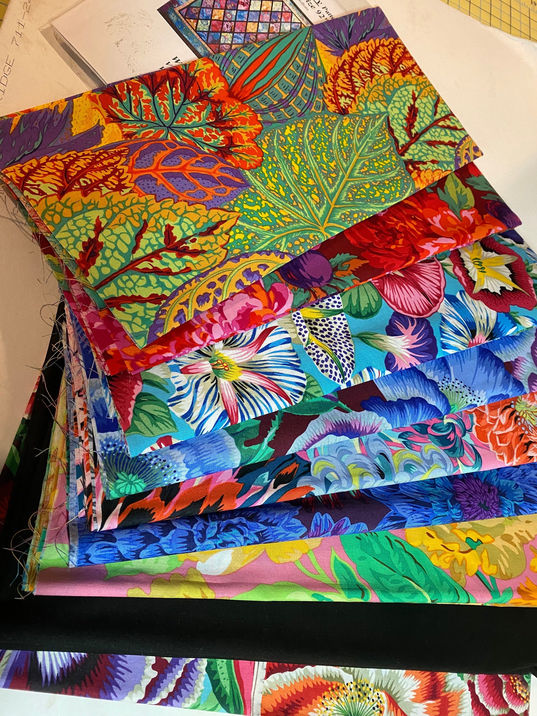 Kaffe Fabric - Quilt Kit Kaffe Fassett "Fassett Queen Flurry" -   Queen Bed Quilt 92 "x 103" - HUGE 100% Quality Cotton Kitl